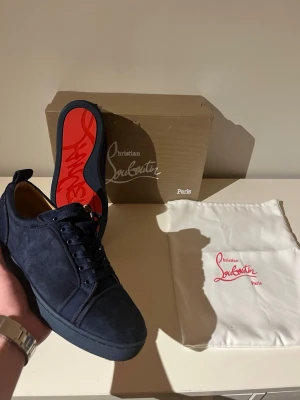 Louboutin skor  - Feta mörk blå loubs i strlk 42 | box samt dustbag medföljer! | endast prövade säljer för dom var för små | hör av er vid funderingar! 