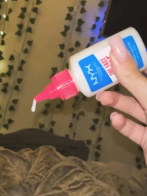 NYX The Face Glue Primer - (använd några gånger men gillar inte den på min typ av hy💗)NYX The Face Glue Gripping Primer är en vit, krämig primer i en plastflaska med röd applikator. Ger en klistrig bas som får sminket att sitta längre. Perfekt för dig som vill ha en hållbar makeup-look och enkel applicering.