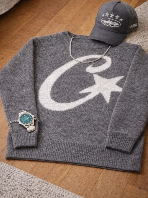 CORTIEZ + KEPS - Stickad Cortez tröja med keps, i size S och heeeelt ny. Finns i svart 🖤 grå 🩶 rosa🩷 färger kolla min bio!