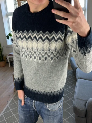 Mönsterstickad tröja  - Extremt snygg, och väldigt trendig! Mått: A:50 B:47 C:44 D:61 (cm) Stroleken är L men passar också M. Skriv vid fundering! 😇