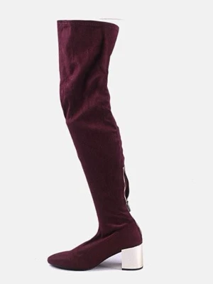 Vinröda overknee stövlar med guld blockklack - Snygga vinröda overknee stövlar med stretchigt tyg och markerad blockklack i guld. Stövlarna har rund tå och dragkedja på insidan för enkel påtagning.              Några enstaka små repor vid blocklacken. Kan dela fler bilder vid efterfrågan.