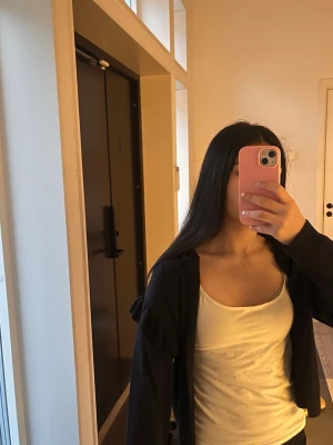 Volang kofta - Jätte fin marinblå volang kofta från Gina, i storlek 146/152 men passar även mig som i vanliga fall  har storlek 158. 💕💕 PRIS KAN DISKUTERAS 