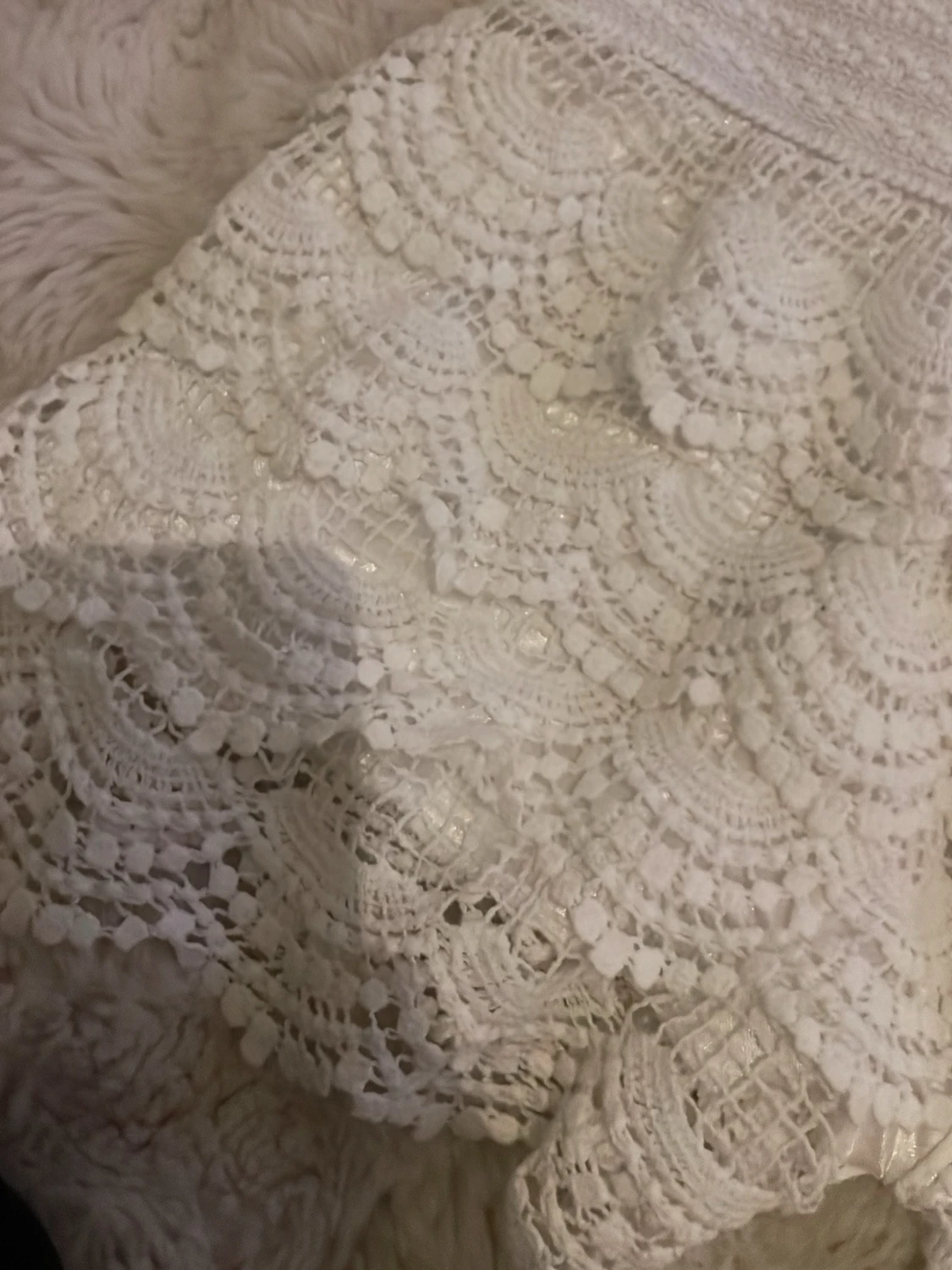 Vita spets-shorts med volang - 1