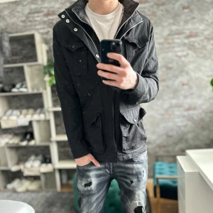 J.Lindeberg field jacket - Mycket bra skick, knappt använd! Passar dig som är mellan 180-190cm ungefär. Nypris ca 3500kr. Modellen är 185 cm, 75kg. Passar bra nu till våren! Skriv för mer information!🤝