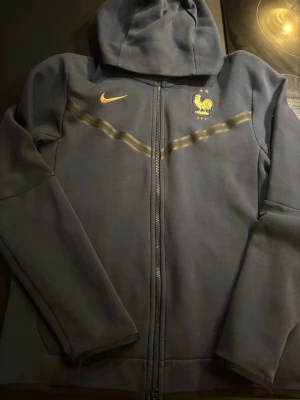 Nike hoodie Frankrike landslag blå - En Mörkblå hoodie från Nike model Nike Tech. Bra skick bara att höra av sig om det är några frågor. 