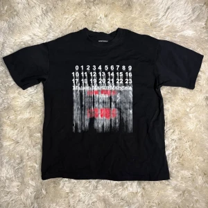 Maison Margiela Red Number Tee - Size M  - Knappt använd maison margiela tee i väldigt bra kvalitet. Storlek L men passar mer som en M.