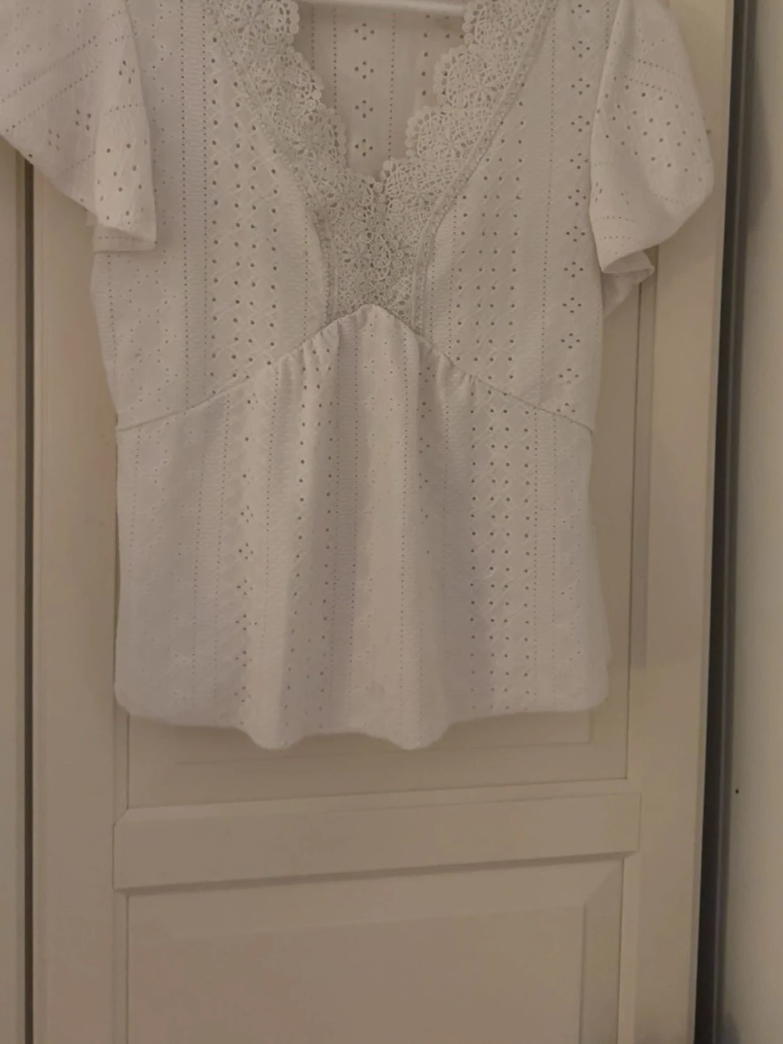 Vit blus med spets och v-ringning - 2