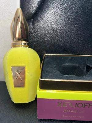Xerjoff Amabile Eau de Parfum - Xerjoff Amabile 50 ml – Knappt använd  Säljer min Xerjoff Amabile (50 ml). Endast testad några få gånger, uppskattar att ca 49 ml är kvar.  Otrolig fräsch och lyxig doft med citrus och gröna noter – perfekt för vår och sommar. Förvarad mörkt och svalt.