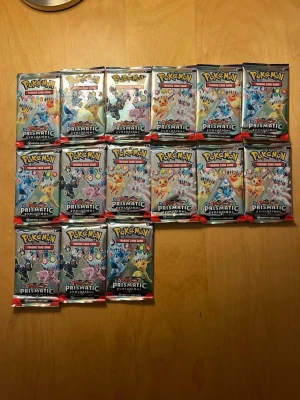 Pokémon Prismatic Evolutions boosterpacks - Säljer 15 Pokémon Prismatic Evolutions boosterpack med färgglada omslag och olika Pokémonmotiv. Förpackningarna är av plast och innehåller samlarkort till Pokémon Trading Card Game. Perfekt för dig som vill utöka din samling eller spela med vänner. OBS (Ej äkta). 