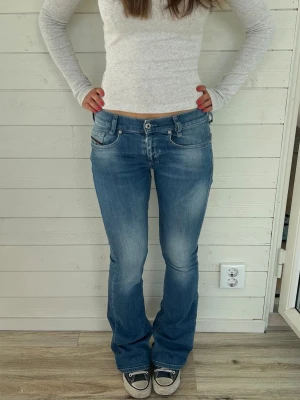 Diesel jeans  - Låga diesel jeans i storlek XS. Midjemått: 37x2 cm innerbenslängd: 82 cm