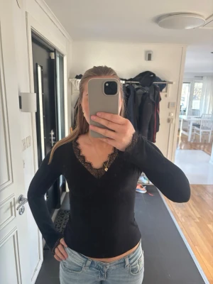Svart spets topp Gina Tricot  - Säljer min svarta långärmade topp från Gina Tricot i strl S 🤍 Superfin modell med spets vid bysten och längst ut på ärmarna – ger verkligen en Intimissimi-vibe ✨  Endast använd några gånger, köpt för bara några månader sedan. Väldigt bra skick!  Nypris ca 230 kr  Perfekt till både vardag och fest 🖤  Pris kan diskuteras vid snabb affär. 