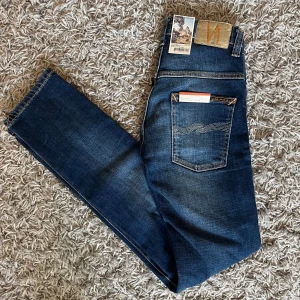 Blå jeans från Nudie Jeans - Tja! Säljer nu dessa galet feta och helt nya Nudie Jeansen, Model Thinn Finn, storlek 28/32 fits tts! Tvär skön tvätt och pris är diskutabelt vid snabbaffär. Nypris 1599! Hör av dig vid minsta fundering!🙌