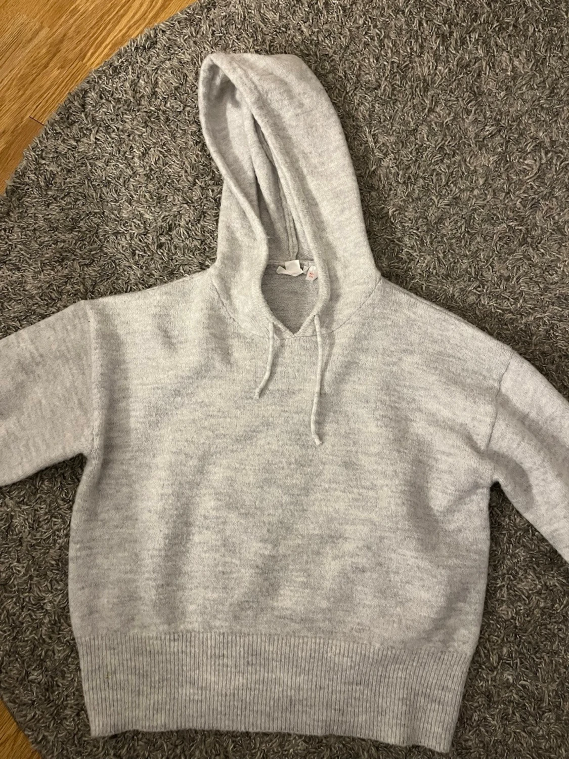 Ljusgrå stickad hoodie med huva