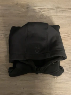 Svart zip hoodie från Sail racing - Clean hoodie från Sail Racing med dragkedja framtill och två stora fickor. Huva med diskret logga och stilren design. 💓