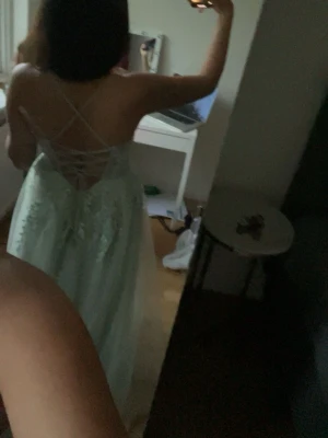 Ljusgrön bal klänning  - Säljer en elegant ljusgrön balklänning,jätte fin färg för sommaren! Pris går att diskutera 