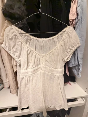 VIT BLUS - Säljer en söt blus som inte används mer än en gång! Vet inte vart den är köpt, pris kan diskuteras!!!💗💗💋💌Köp gärna direkt annars:) 