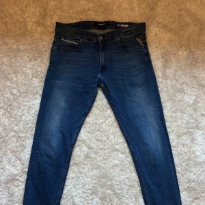 Replay Grover - blå - En stilren och snygg byxa av replay | W34/L34 | Modell: Grover (regular fit med rak passform) | Byxorna är i nyskick utan större slitningar