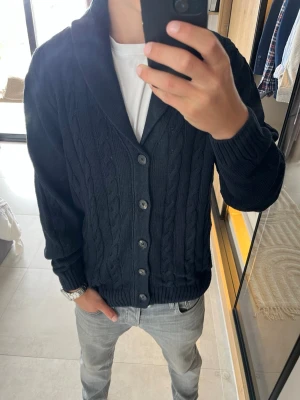 Mörkblå stickad kofta - Hej! Säljer en snygg mörkblå stickad kofta ifrån Massimo Dutti. På tröjan står de size L men i verkligheten är den mer som M.                                                📐= M                                                                           🔖= Massimo Dutti                                               .                                                      ❓= Vid frågor så skriv till mig                                  