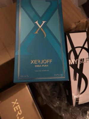 Xerjoff Erba Pura Eau de Parfum - Xerjoff Erba Pura Eau de Parfum är en lyxig parfym i en elegant blå och guldig förpackning. Flaskan rymmer 100 ml och doften är känd för sina fruktiga och fräscha noter. Perfekt för dig som vill sticka ut med en exklusiv och modern parfym.