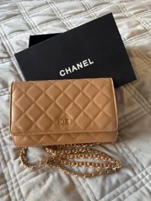 Handväska - Handväska med guldiga detaljer. 