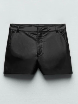  skinnshorts - Snygga svarta shorts i skinnshorts med en fin och normal passfotm. Klassisk design med fickor på sidorna och diskret dragkedja framtill. Perfekta för att lyfta vilken outfit som helst. I nyskick från Zara och otroligt fina!🌹✨