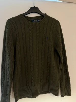 Ralph lauren tröja  - Stickad Ralph lauren tröja, använd endas 2/3 gånger, inga defekter, pris kan diskuteras, skriv vid frågor!