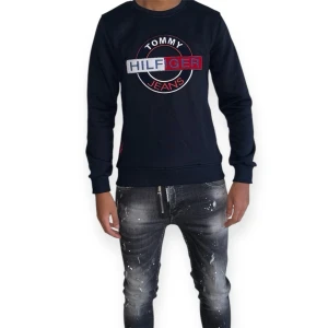 Tommy Hilfiger Tröja- Blå- Storlek S - Helt ny, högkvalitativ replika. Modellen är 175 cm lång och bär storlek XS på bilden. Pris: 699 kr. Leverans: Skickas inom 24 timmar. Notera: Begränsat antal- först till kvarn 