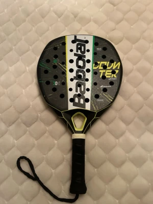 Babolat Counter padelrack - Säljer ett Babolat Counter padelracket i svart med vita och gula detaljer. Racket ät använt ca 5 gånger och är darför i bra skick. Detta rack e för dig som vill ha mer kraft i dina slag men fortfarande ha kontroll. Nypris ligger runt 2399kr