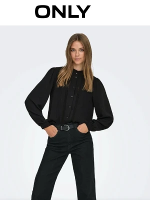 Svart blus med knappar från ONLY - Stilren svart blus från ONLY med knappar framtill och diskreta spetsdetaljer längs bröstet. Blusen är köpt för 379 kr och endast använd en gång på en begravning. Skriv för fler bilder! Kom med pris förslag!