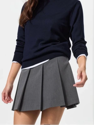 Stickad tröja uniqlo - Mörkblå Stickad tröja från uniqlo i storlek M