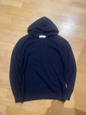 Sayless cashmere hoodie - Priset är fast på 465. Storlek M passar också S. Den har inte krympt. Cashmere/merino blend