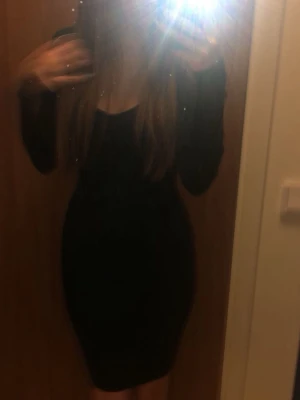 Svart långärmad tight klänning - Säljer en mörk grön, långärmad klänning med tight passform.  Den ser ljus grön ut men är lite mörkare skulle jag säga 