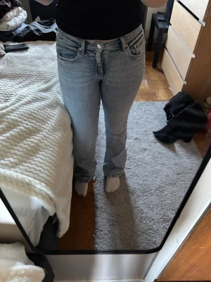 Stentvättade jeans  - Säljer ett par ljusblå jeans i superfin tvätt som passar till allt 🤍  ✨ Klassisk 5-ficksmodell ✨ Mjuk och skön denim ✨ Perfekta till både sneakers och klackar ✨ Väldigt bra skick Säljes då de ej kommit till användning. Hör av dig vid frågor! 💌