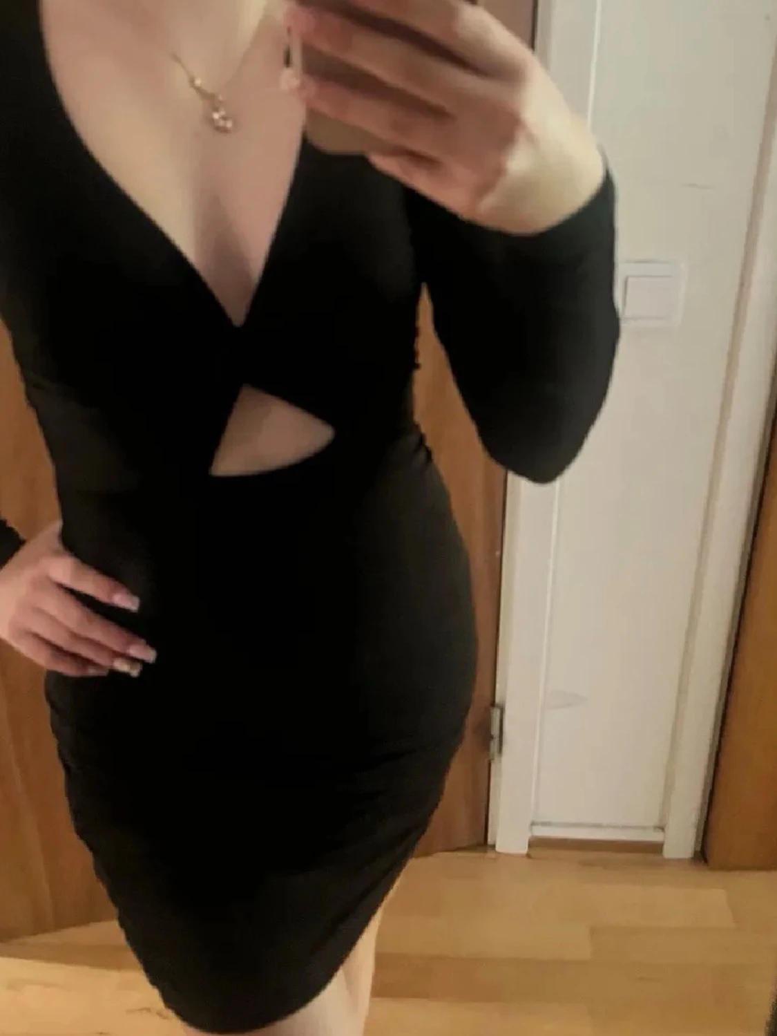 Svart kort klänning med cut-out - 1