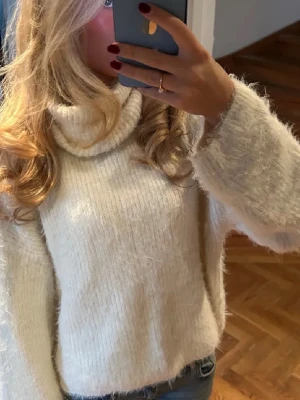 Fluffig polotröja - Super fin fluffig vit polotröja!! Sista bilden är min💓💓