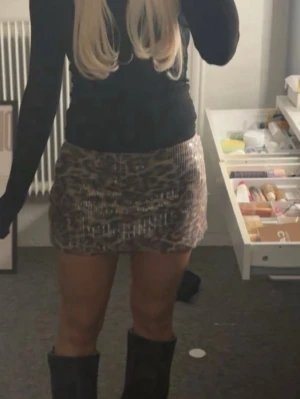 Lågmidjad leopardkjol  - Storlek S från bershka. Använd 2 gånger så iprincip nyskick ✨