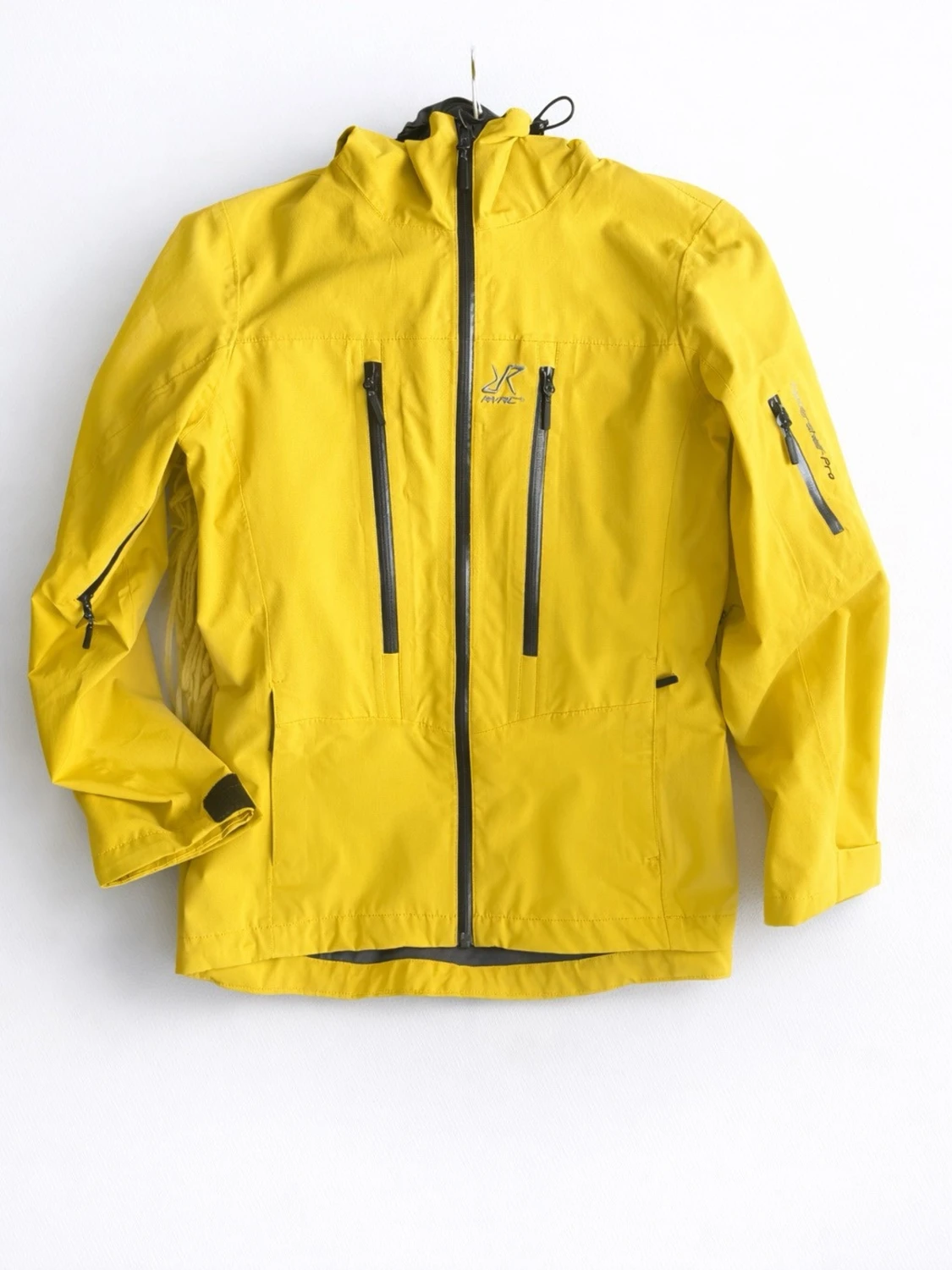 Gul vindjacka från Revolutionrace 