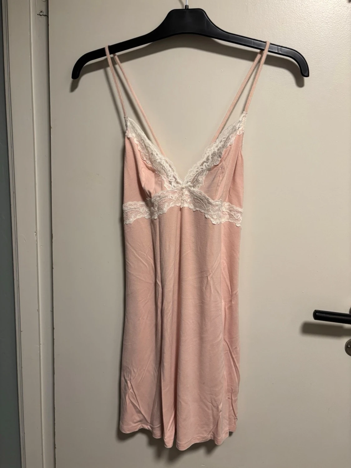 Ljusrosa nattlinne med spetsdetaljer