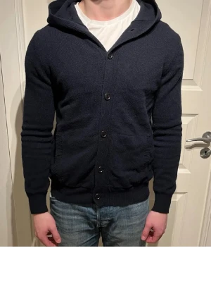 Less Worries kofta med luva - Säljer en riktigt skön Less Worries kofta  | Mycket fint skick endast lite damm som syns på bildern tas självklart bort innan frakt! Nästintil oanvänd | Storlek S. | Ställ gärna frågor innan du köper! Model är 183cm 68kg