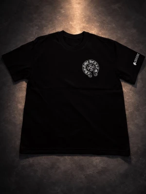 Svart Chrome Hearts t-shirt - Svart t-shirt från Chrome Hearts med vit logga och tryck på bröstet, ryggen och ärmen. Klassisk rund hals och rak passform. Perfekt för dig som gillar streetwear och vill sticka ut med en ikonisk design.