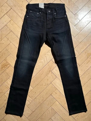 Nudie jeans Grim Tim - Vid köp av fler produkter erbjuds bättre pris. Skriv vid ytterligare frågor eller funderingar🤝 Storlek: 28/32. Mått: Längd 103 cm. Midja 37 cm.