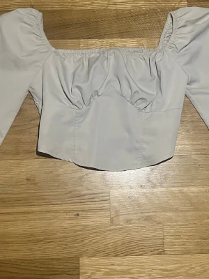 Crop top - Storlek 34. Fint Skick. Köpt på Shein.