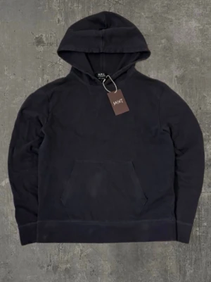 A.P.C Hoodie - En extremt snygg mörkblå A.P.C hoodie! Storlek S och är i väldigt bra skick! Hoodien passar till allt och sitter extremt bra! Vi finns har for att svara pá alla dina fragor! Dessutom sá ar priset ej hugget i sten vid snabb affär! Mvh saint!