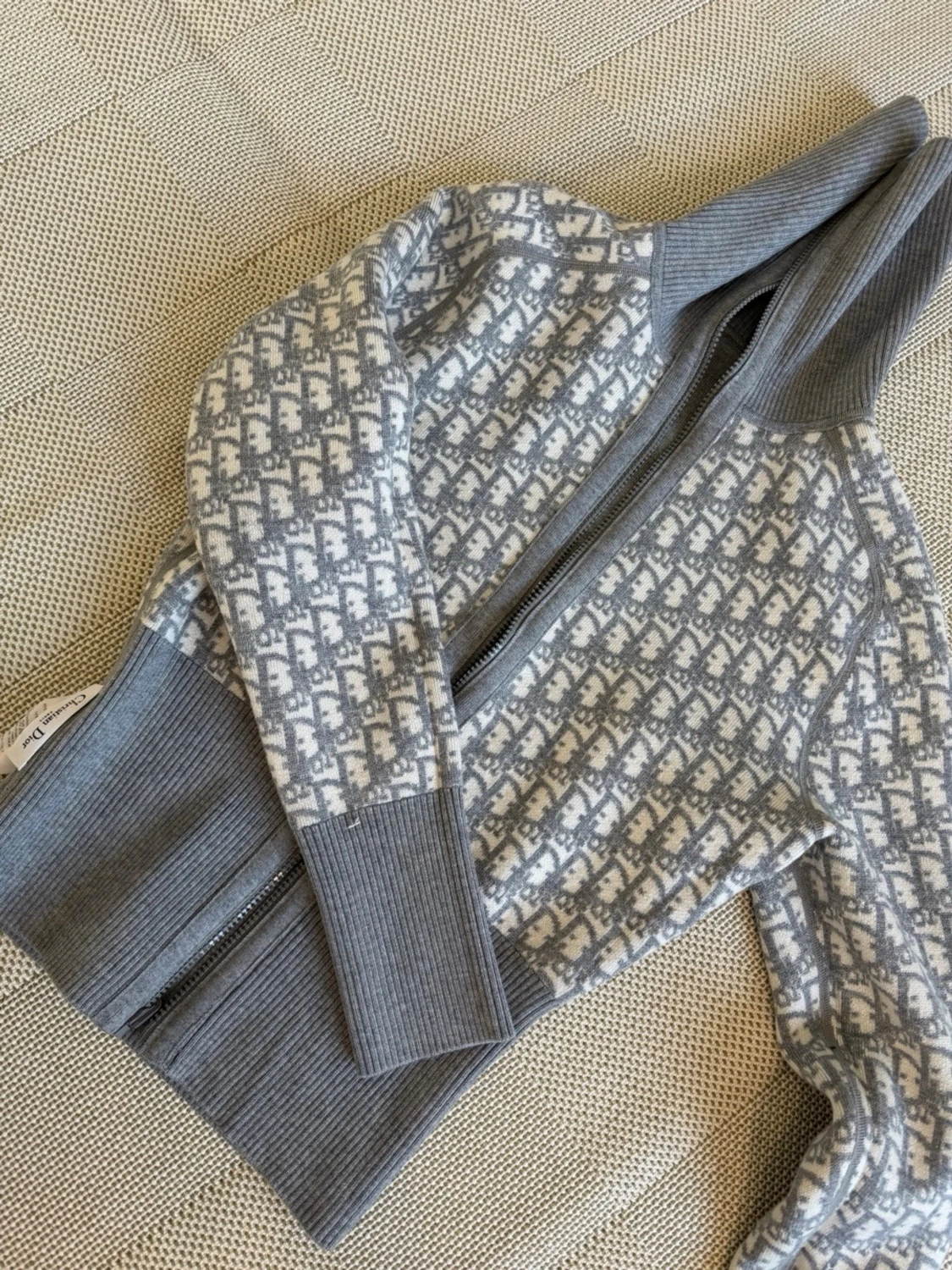 Grå kofta med mönster och dragkedja - 6