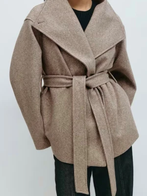 Beige kappa med knytskärp NY! - Kappa från vero Moda HELT NY  beige, ljusare i verkligheten, kan skicka bilder! Nypris 600-700 osäker då jag inte hittar på hemsidan längre 