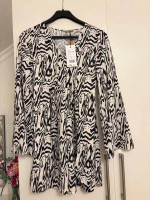 Svartvit mönstrad kortklänning - Helt ny klänning köpt frpn Zalando. Enbart provad! Strl xs🌸