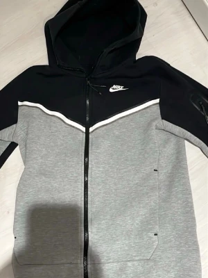 Nike tech hoodie  - Nike tech hoodie storlek XS, som ny!