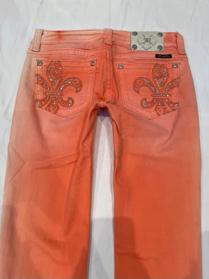 Lågmidjade miss me jeans - Lite mer rosa irl än orange som på bilderna🩷 Midja 39,5x2 cm (parallella midjor), gren 19 cm, innerben 76 cm💕 Märkta storlek W27 vilket motsvarar en S enligt Google 🫶🏻 det är måtten som gäller om man köper!!!  Obs några pyttesmå mindre synliga fläckar på olika ställen. Modellen är ”cuffed skinny” så eftersom de är nervikta på bilden syns en rand pga färgningen