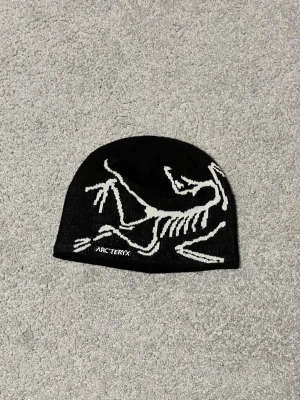 Svart mössa från Arc'teryx - Snygg svart mössa från Arc'teryx, knappt använd, äkta 