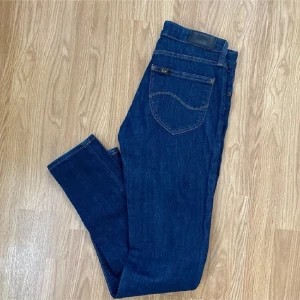 LEE low waist - Lee jeans, stl 25/31 i modellen Scarlett. Fint skick. Djur och rökfritt hem, jag tyckte dem var mer low waist/mid när jag väl fick på mig dem. Mäter vid intresse! Perfekt till högre boots!